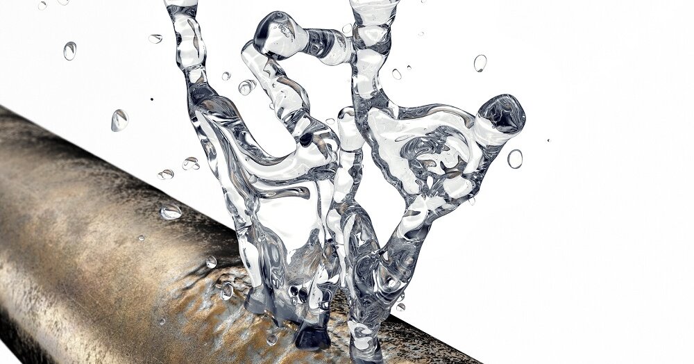 Ein kraftvoller Wasserstrahl bricht aus einem Rohr.